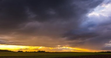 Kalın bulutlar güneş ışığı ışınları4k timelapse video
