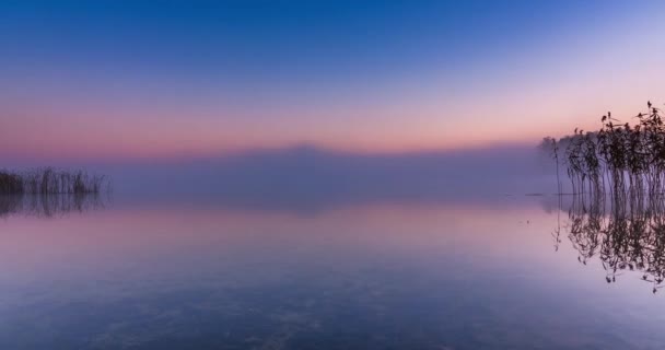 4k timelapse de nevoeiro sobre o lago no início da manhã luz — Vídeo de Stock