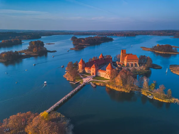 Hermosa imagen del paisaje del dron del castillo de Trakai — Foto de Stock