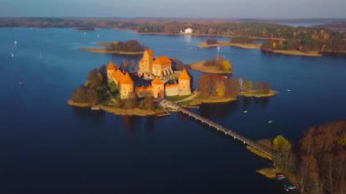 Trakai kalesinin havadan çekilmiş videosu.