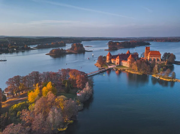 Hermosa imagen del paisaje del dron del castillo de Trakai — Foto de Stock