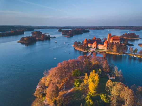 Hermosa imagen del paisaje del dron del castillo de Trakai — Foto de Stock
