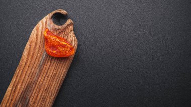 Doğal kehribar. Sarı şeffaf doğal kehribar bir parça ahşap