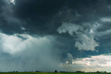 Şiddetli yağmur ve dolu ile Supercell fırtına bulutları
