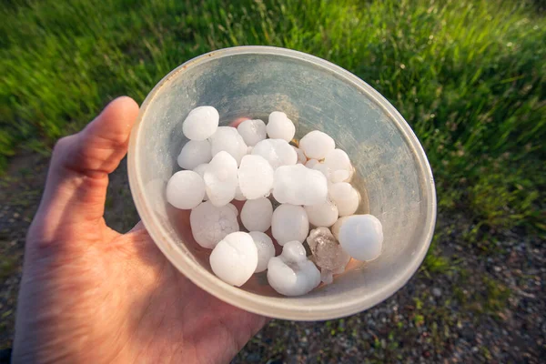 Homem segurando granizo após a tempestade supercelular — Fotografia de Stock