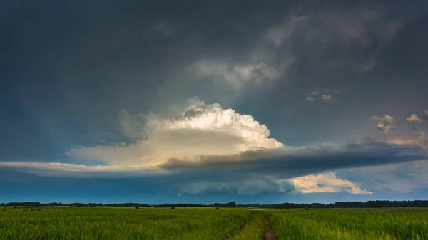 Nuvens de tempestade supercelular com nuvem de parede e chuva intensa — Fotografia de Stock