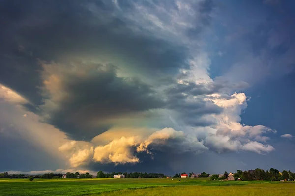 Supercell-Gewitterwolken mit Wandwolke und starkem Regen — Stockfoto