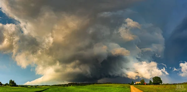 Schwere Superzellen-Gewitterwolken mit Wandwolke und heftigem Regen — Stockfoto