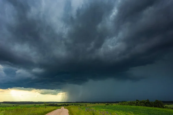 Supercell-Gewitterwolken mit intensivem Tropenregen — Stockfoto