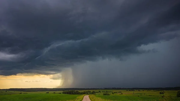 Supercel storm wolken met intense tropische regen — Stockfoto