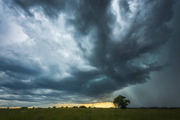 강렬 한 열성 비를 동반 한 초은하단 폭풍 구름 — 스톡 사진