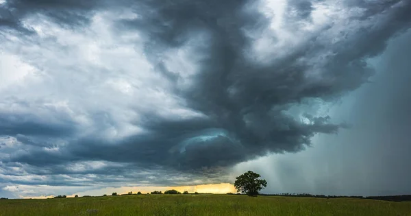 Supercell σύννεφα καταιγίδα με έντονη τροπική βροχή — Φωτογραφία Αρχείου