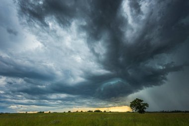 Yoğun tropik yağmurlu süperhücre fırtınası bulutları