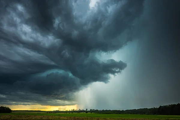 Supercell-Gewitterwolken mit intensivem Tropenregen — Stockfoto