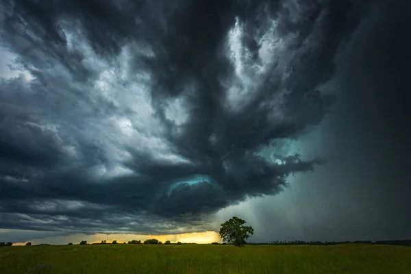 Supercell σύννεφα καταιγίδα με έντονη τροπική βροχή — Φωτογραφία Αρχείου