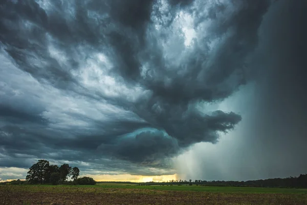 Supercel storm wolken met intense tropische regen — Stockfoto