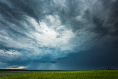 Yoğun tropik yağmurlu süperhücre fırtınası bulutları