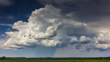 Cumulonimbus fırtına bulutları akşam ışığında güneş ışınlarıyla
