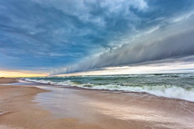 Baltık Denizi üzerindeki raf bulutu, fırtına yaklaşıyor.