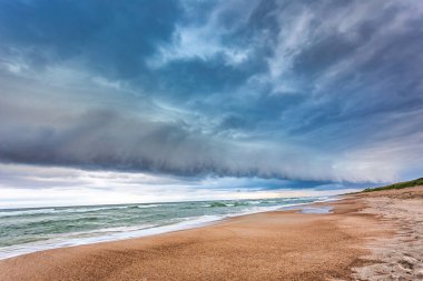 Baltık Denizi üzerindeki raf bulutu, fırtına yaklaşıyor.