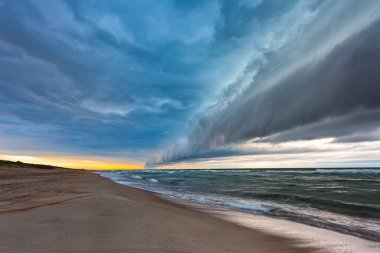 Baltık Denizi üzerindeki raf bulutu, fırtına yaklaşıyor.
