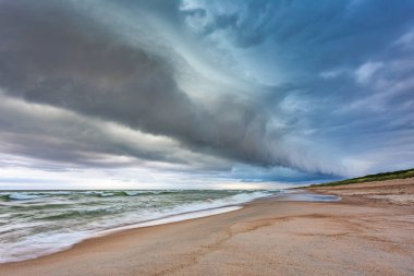 Baltık Denizi üzerindeki raf bulutu, fırtına yaklaşıyor.