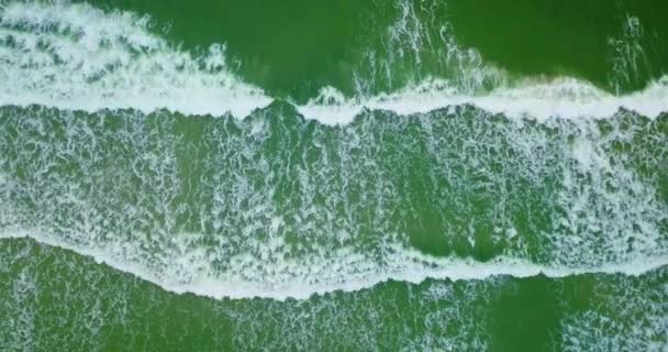 Vue aérienne des vagues sur la mer Baltique