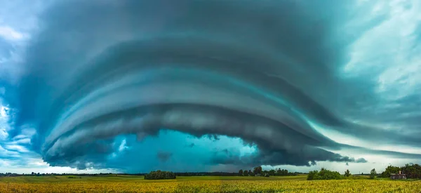 Supercell-Gewitterwolken mit intensivem Tropenregen — Stockfoto