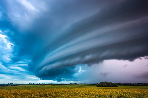 Regalgewitterwolken mit intensivem tropischen Regen — Stockfoto