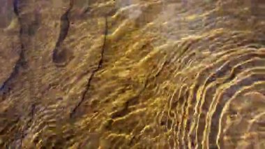 Kristal berraklığında. Nehrin dibindeki kum dalgaları.