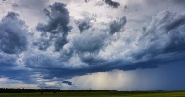 4K-Timelapse fırtına bulutları ve yoğun yağmur. Gök gürültülü fırtınanın başlama zamanı