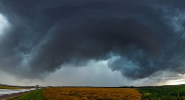 Yoğun tropik yağmurlu süperhücre fırtınası bulutları