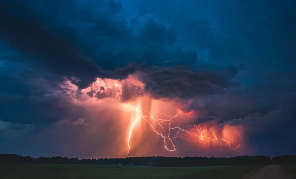 Lightning bolt in the dark sky, night image — Stock Photo, Image