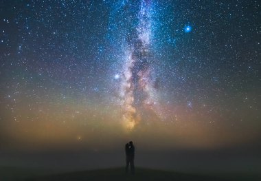 Samanyolu Galaksisi ve yıldızlara karşı duran çift ile manzara, özgürlük kavramı