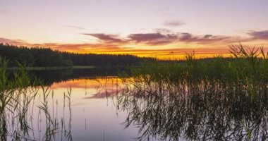 Sakin gölde gün doğumunun zamanı, akşam uyumu.