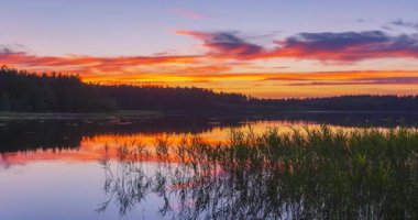 Sakin gölde gün doğumunun zamanı, akşam uyumu.