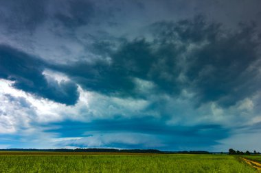 Yoğun tropik yağmurlu süperhücre fırtınası bulutları