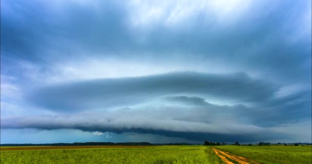 Nubes de tormenta formando una poderosa nube giratoria de supercélulas — Vídeos de Stock