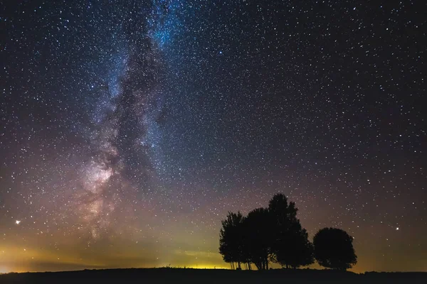 Krajina s Mléčnou dráhou galaxie zářící na noční obloze — Stock fotografie