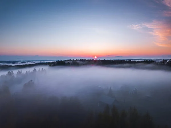 Dimma och dimma som täcker fälten i Litauen — Stockfoto