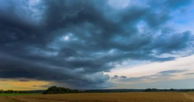 Fırtına bulutları sağa hareket ediyor