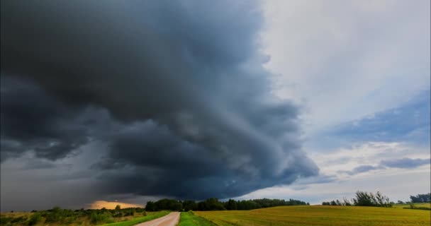 Nube oscura de tormenta moviéndose a través del cielo — Vídeos de Stock