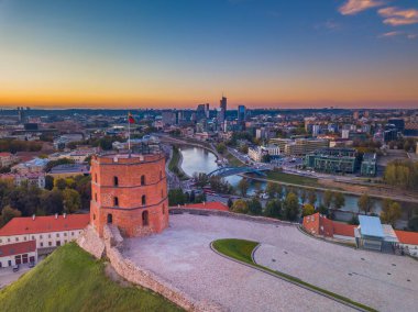 Litvanya 'nın başkenti Vilnius' taki Gediminas şatosu.