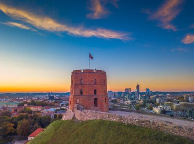 Litvanya 'nın başkenti Vilnius' taki Gediminas şatosu.