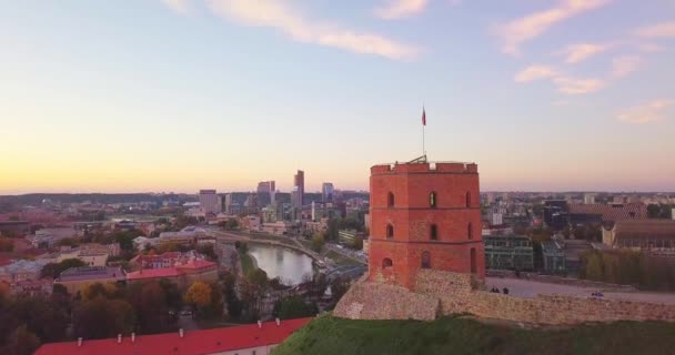 Burgturm von Gediminas in Vilnius, Hauptstadt Litauens — Stockvideo