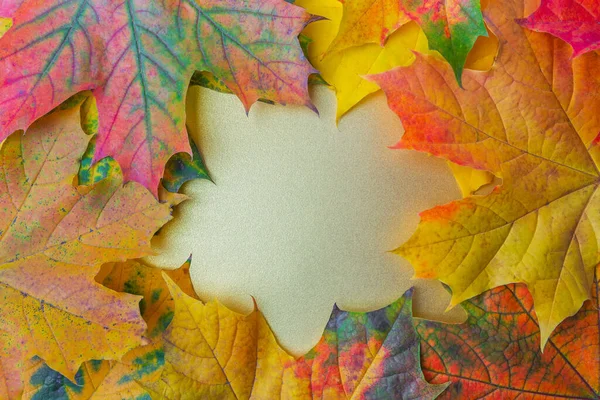 Осіннє листя на золотому тлі. Плоский простір, вид зверху, простір для копіювання — стокове фото