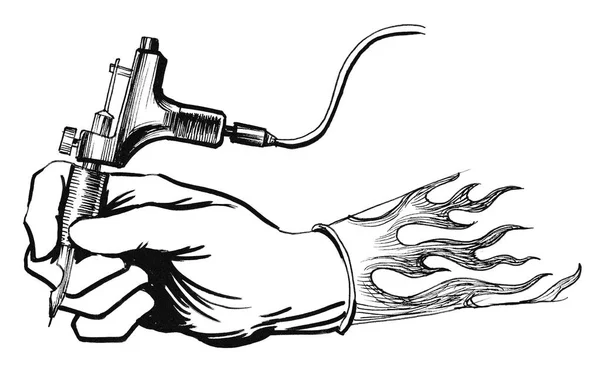 タトゥー マシンと手 インクの黒と白の図面 — ストック写真