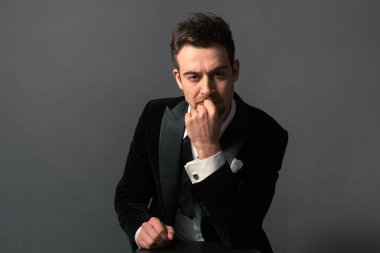 Akşam yemeği ceket, geri, fotoğraf makinesi, düz studio arka plan bakarak papyon genç yakışıklı bir adam portresi