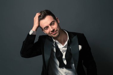 Gülümseyen ve kamera, kravat ve gömlek düğmeleri geri arıyorum genç yakışıklı bir adam bir takım, siyah beyaz portre