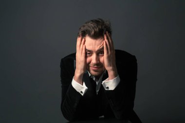 Akşam yemeği ceket, geri, fotoğraf makinesi, düz studio arka plan bakarak papyon genç yakışıklı bir adam portresi